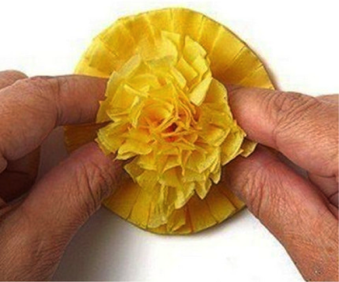arreglo de flores de papel crepé