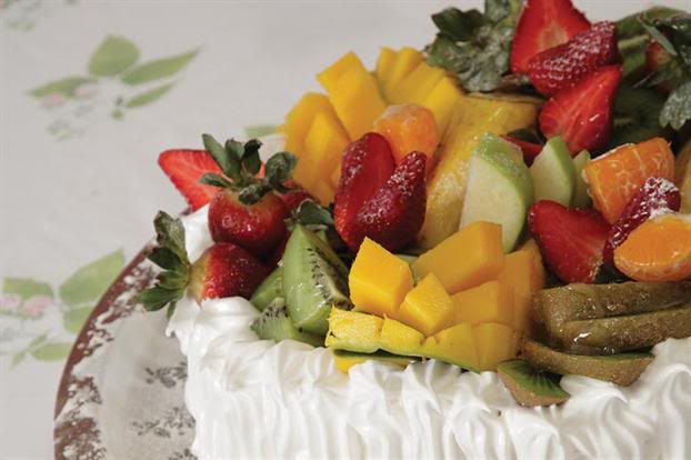 Cómo decorar un pastel con frutas