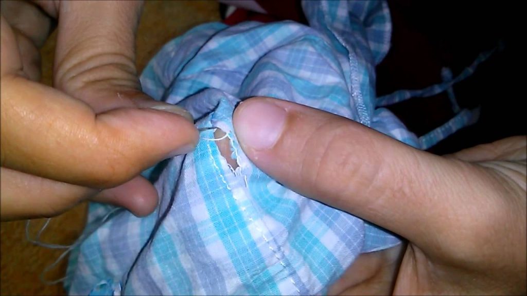 Cómo remendar un huequito en la ropa