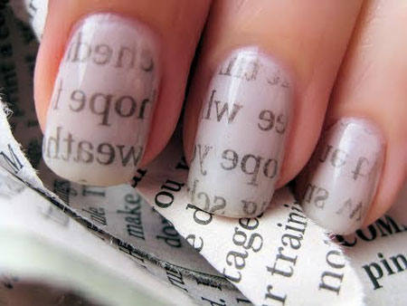 Cómo pintar tus uñas con periódico