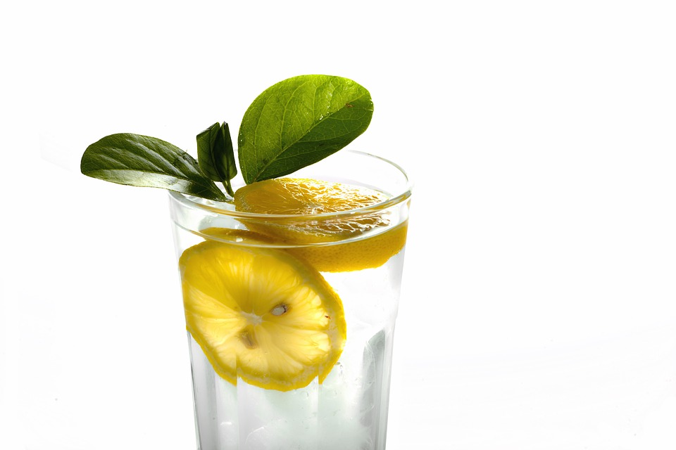 Cómo hacer una limonada con menta
