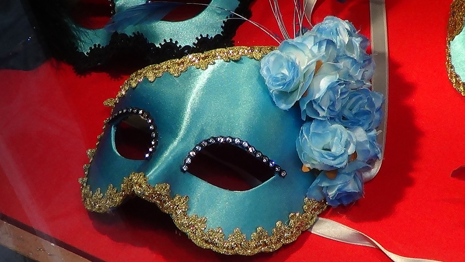 Cómo abrillantar una máscara para Carnaval