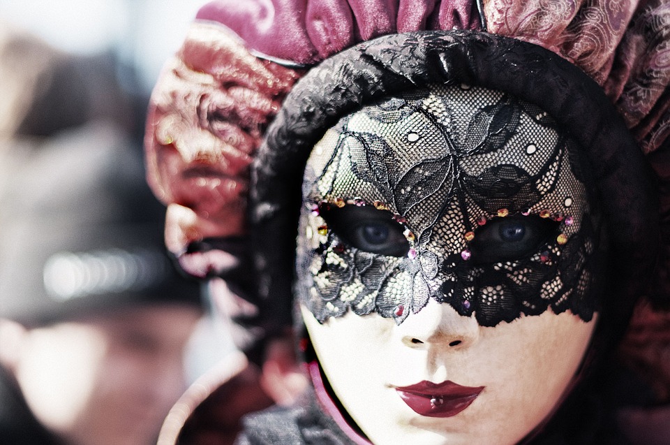 Cómo hacer una máscara de carnaval