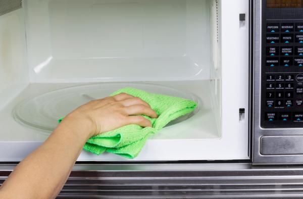 Cómo limpiar un horno microondas