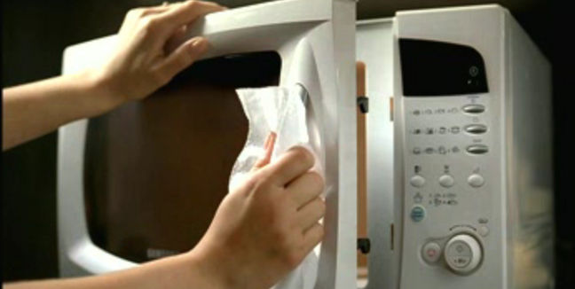 Cómo limpiar un horno microondas