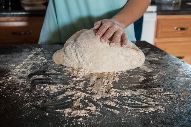 Cómo hacer un rollo de pan con queso y vegetales