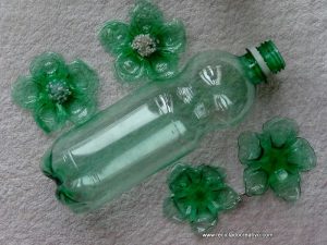 Como hacer llaveros con botellas de plástico 1