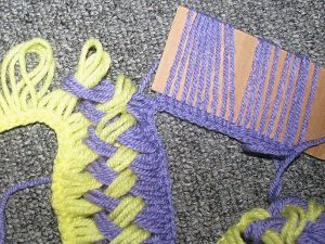 Como tejer una bufanda con patrón de cartón 1