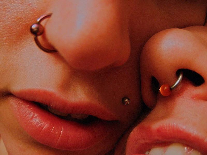 800px-Nose_piercings