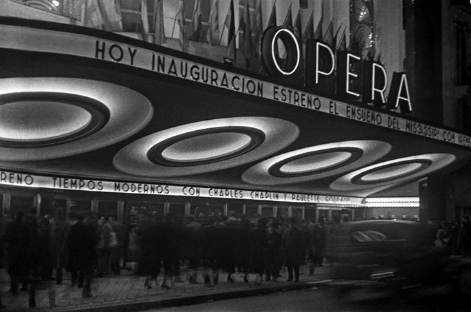 Horacio_Coppola_-_Buenos_Aires_1936_-_Cine-Teatro_Ópera_presenta_Tiempos_modernos