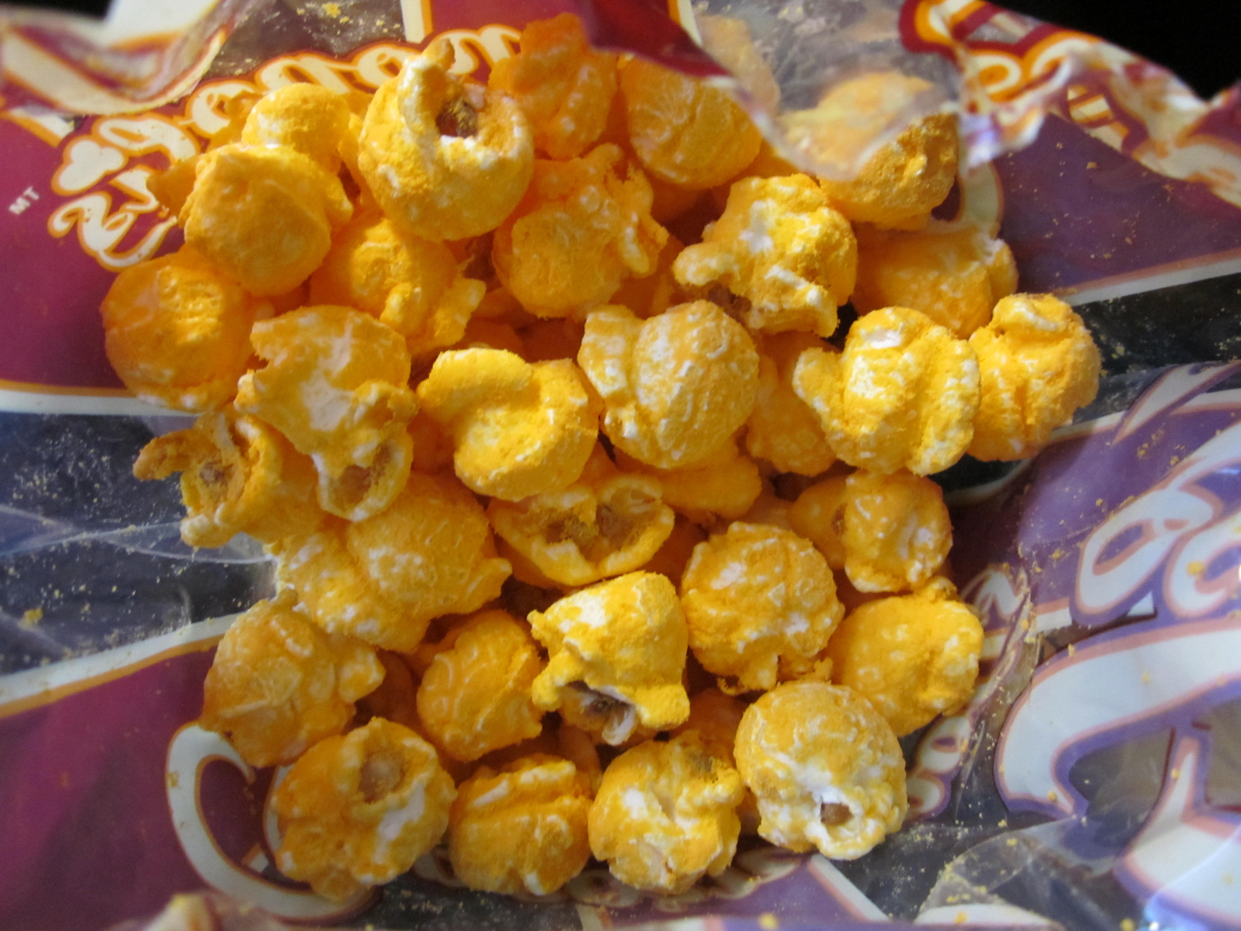 Popcornopolis_cheddar_cheese_popcorn_1