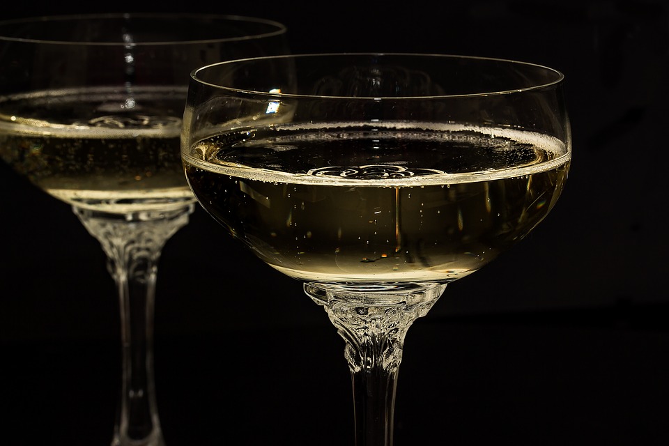 champagne-glasses-1940262_960_720