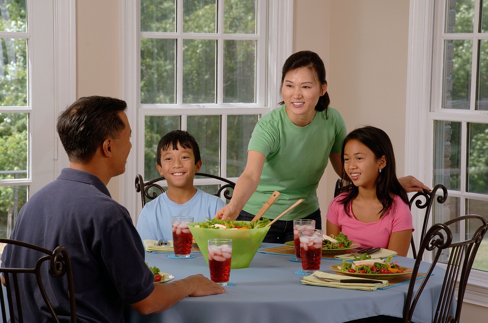 family-eating-at-the-table-619142_960_720