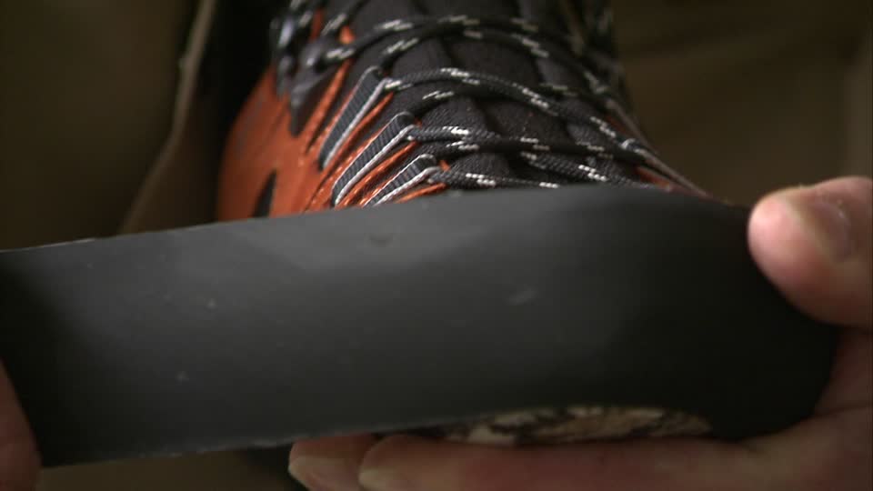 Cómo pegar la suela de un zapato