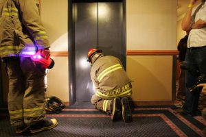 Cómo hacer en caso de quedar encerrado en un ascensor