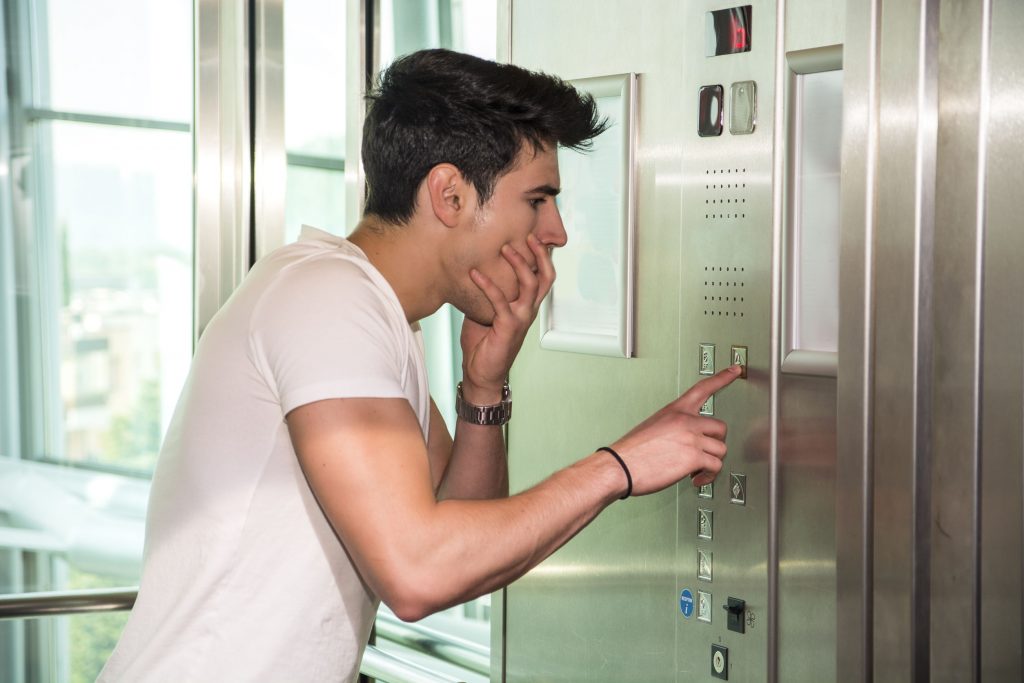 Cómo hacer en caso de quedar encerrado en un ascensor   
