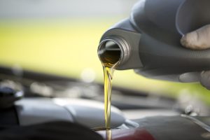 Cómo revisar el nivel de aceite de un automóvil 1