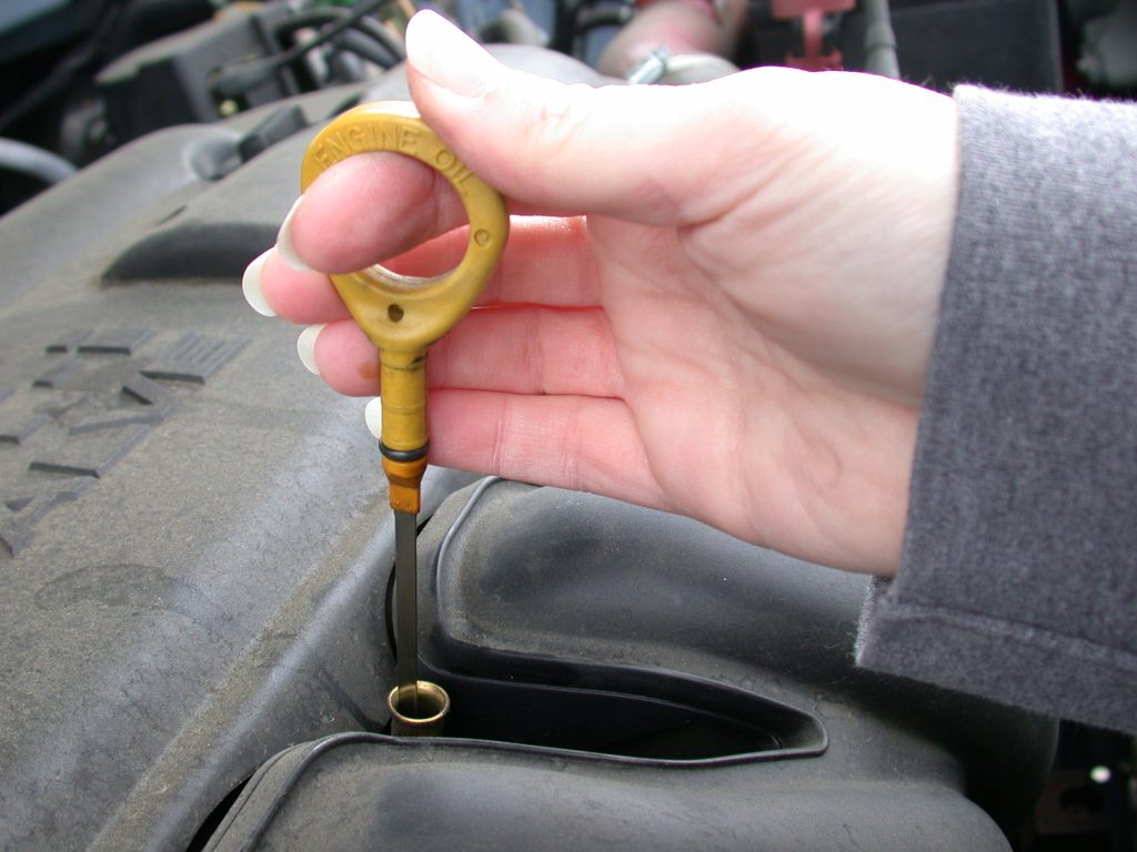 Cómo revisar el nivel de aceite de un automóvil 2
