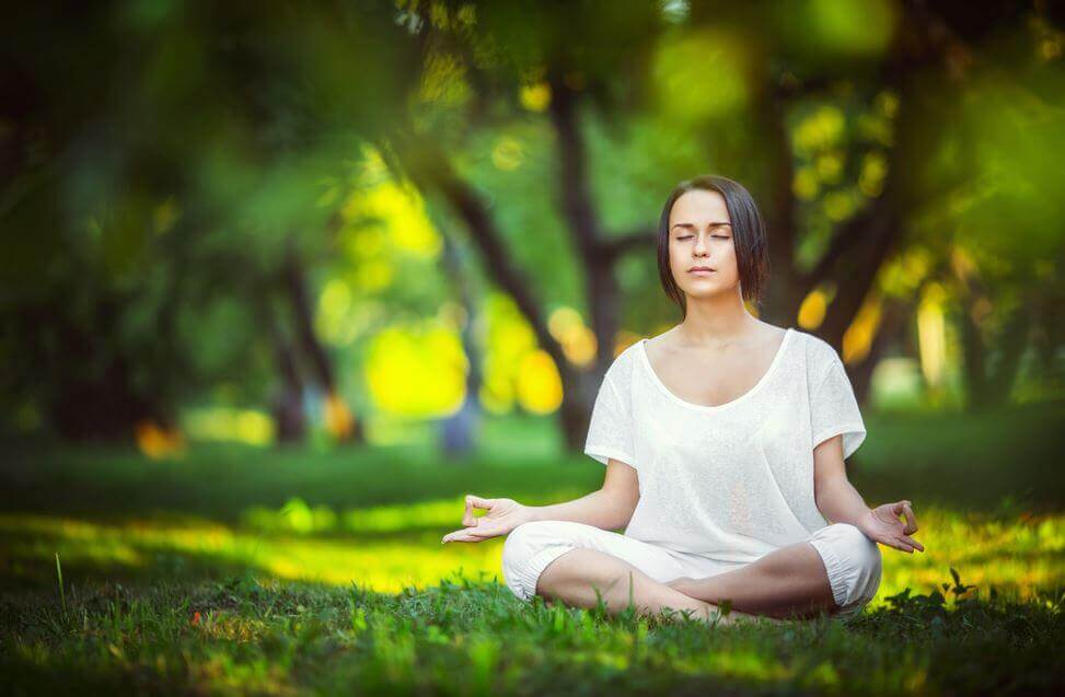 Mujer-meditando