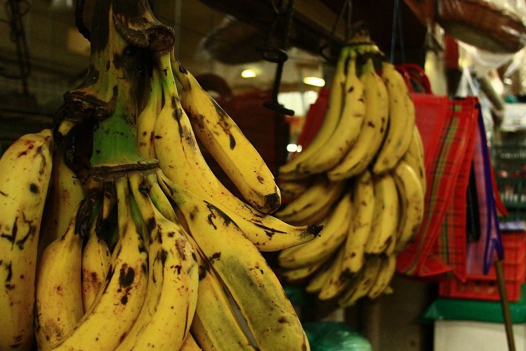 Pencas_de_plátanos_colgados_en_el_Mercado_Michoacán