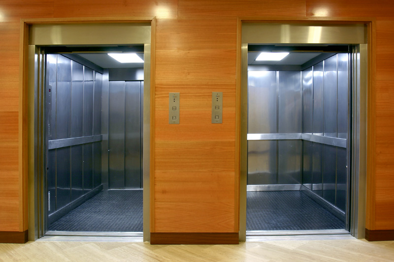Cómo hacer en caso de quedar encerrado en un ascensor   