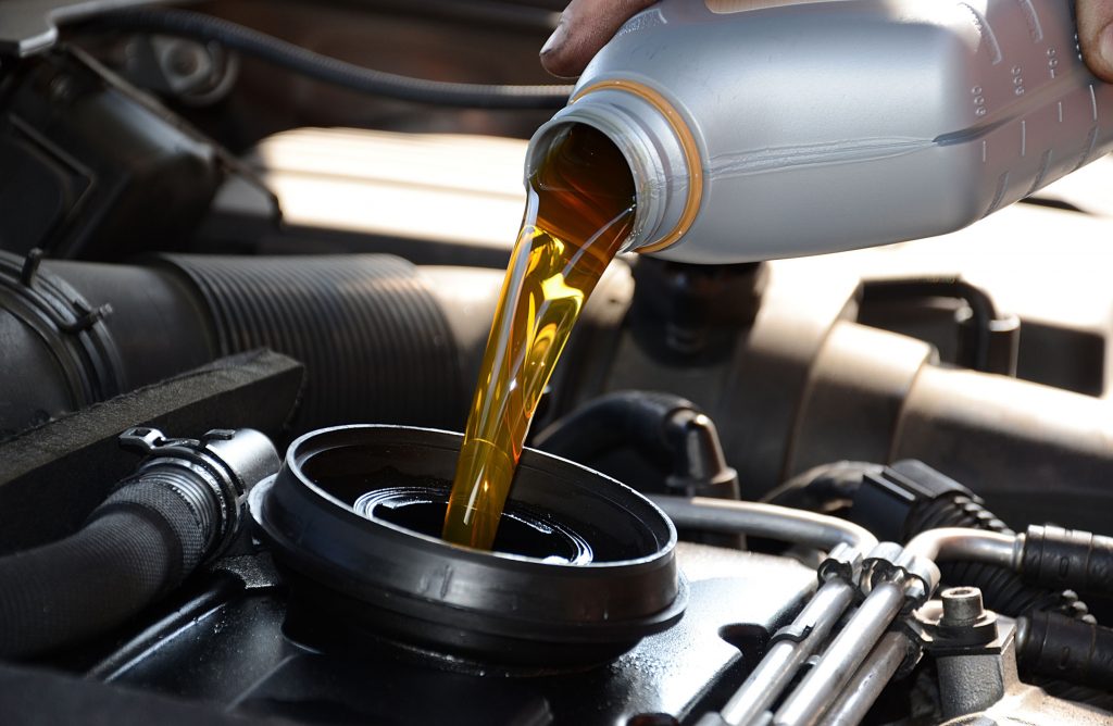 Cómo puedo cambiarle el aceite a mi vehículo
