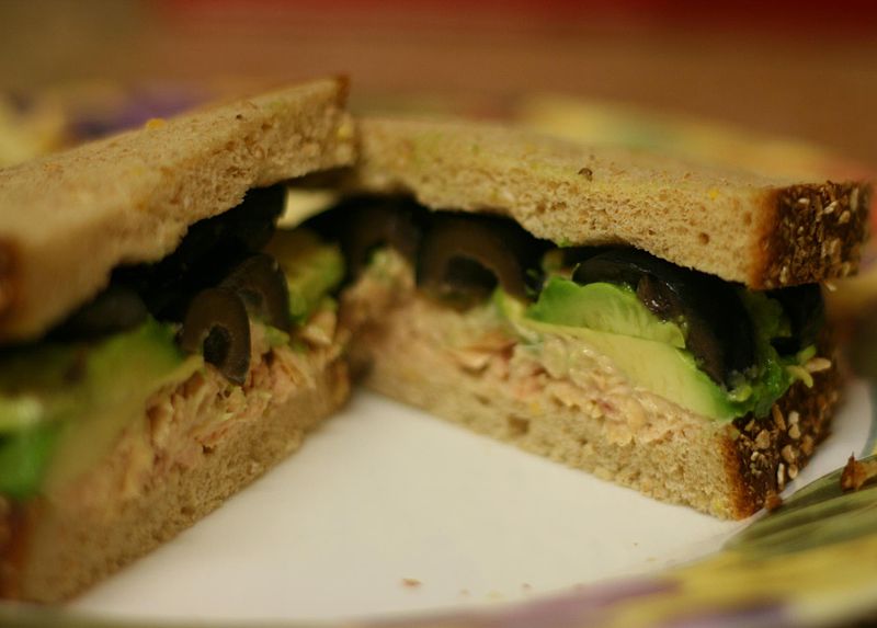 800px-Tuna_olive_and_avocado_sandwich