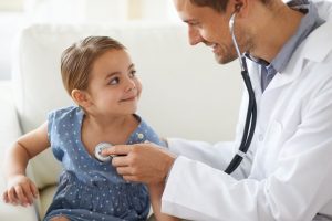 Cómo ayudar a los niños que le temen ir al doctor