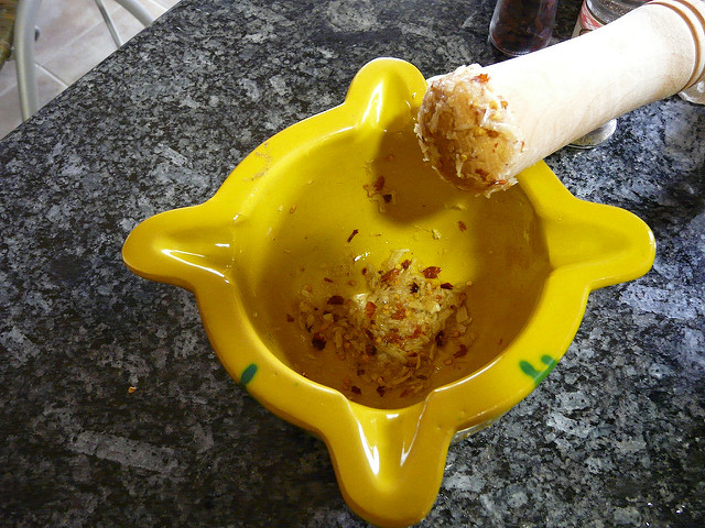 Cómo hacer una rica salsa de alioli en casa