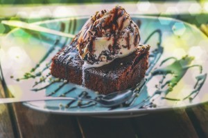 ¿Cómo hacer un brownie con helado?