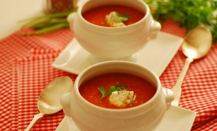 Cómo hacer una sopa de tomate y pollo