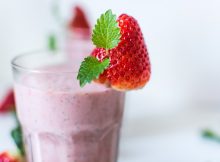 ¿Cómo hacer batido de fresa y leche condensada?