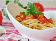 ¿Cómo hacer pasta con atún y tomate?