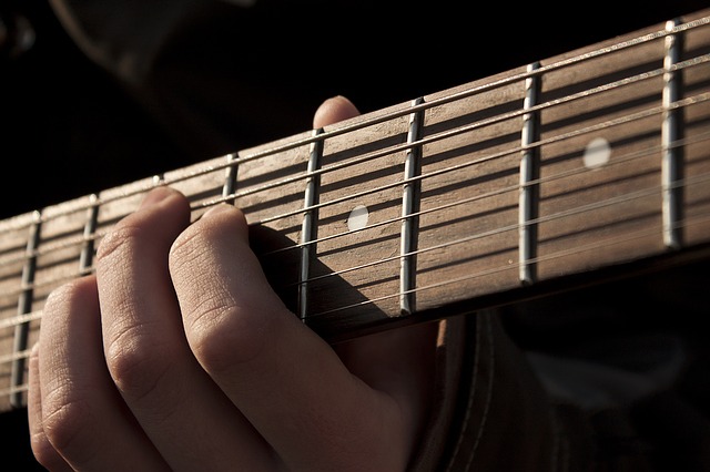¿Cómo cambiar las cuerdas de tu guitarra?