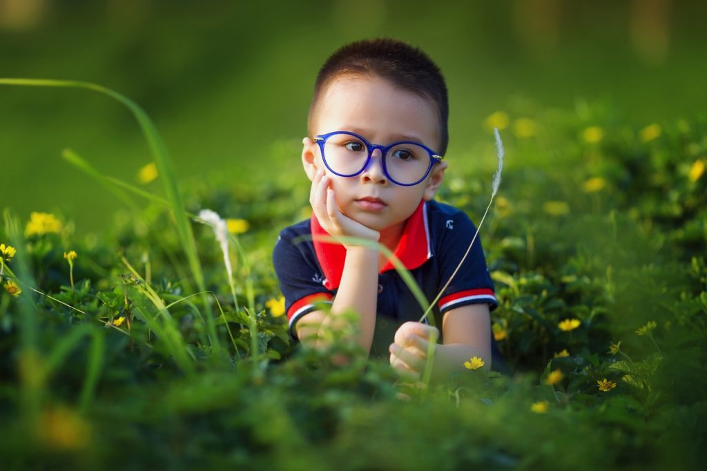 ¿Cómo reconocer la miopía en niños?