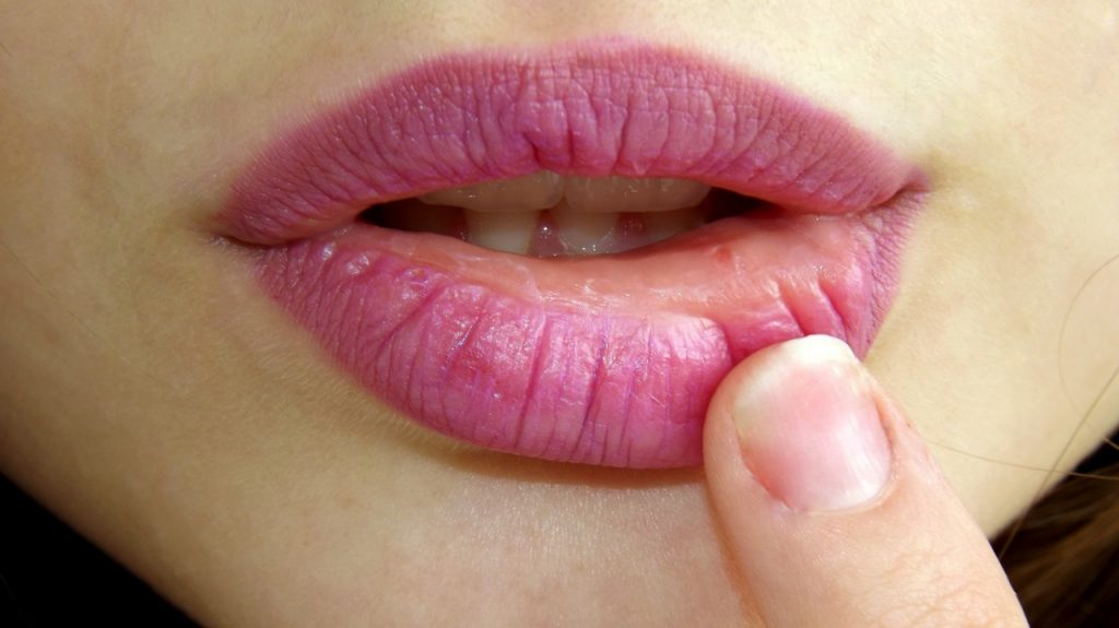 ¿Cómo humectar los labios?