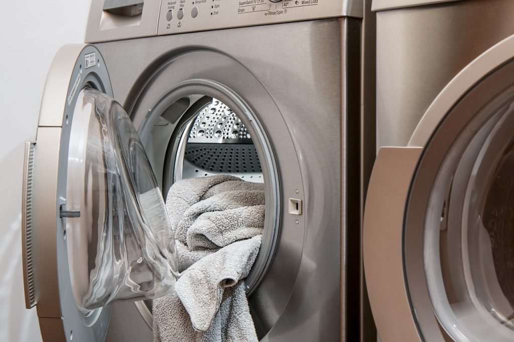 ¿Cómo evitar el mal olor en la lavadora?